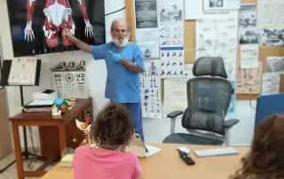 Dr. Blay mostrando afecciones