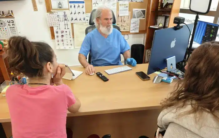 Dr. Blay atendiendo consulta