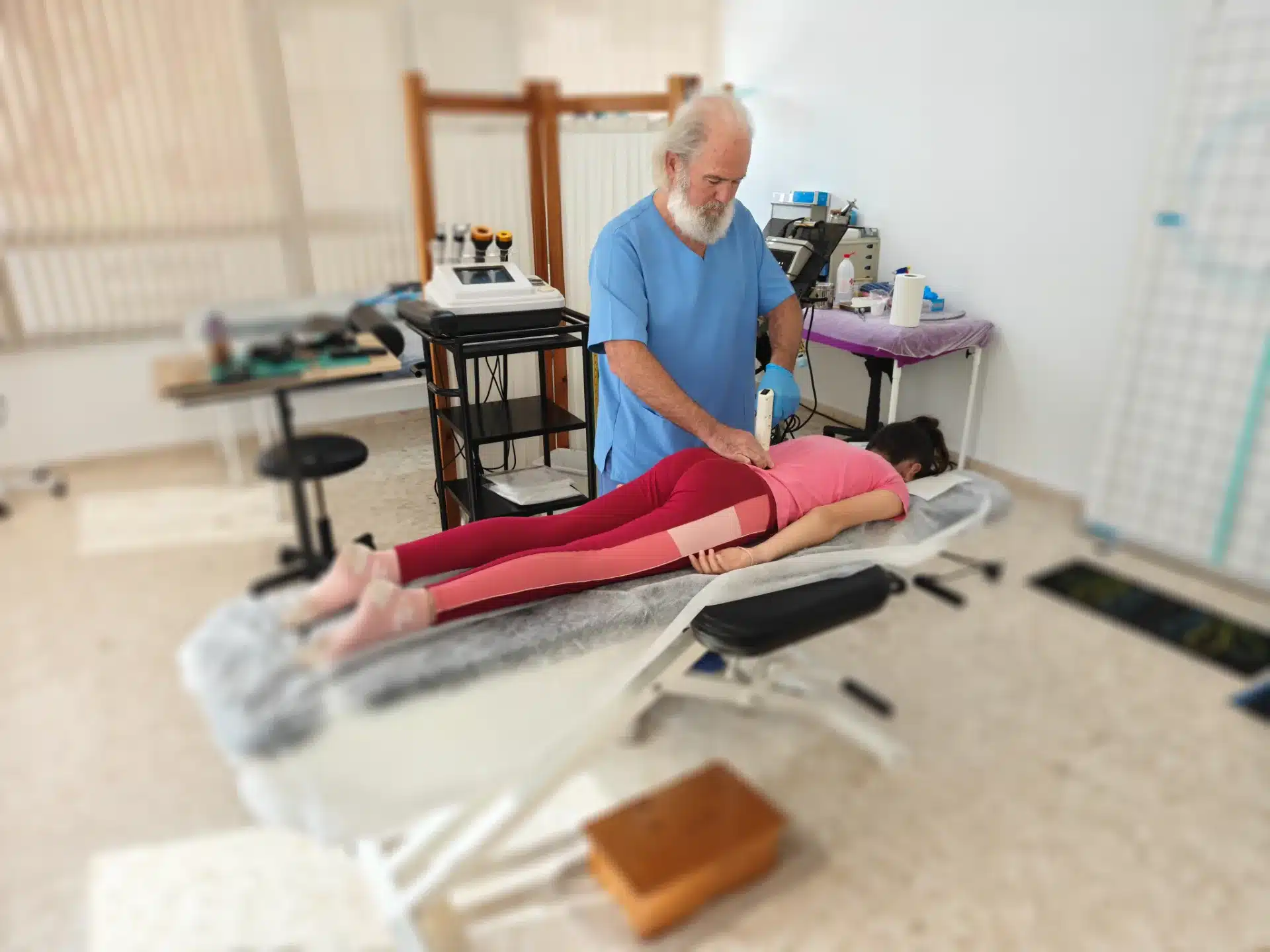 Dr. Blay tratando paciente